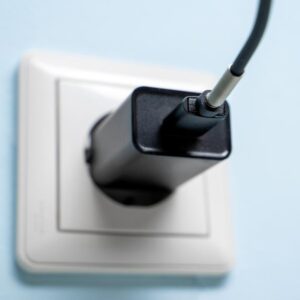 Kosten oplader in stopcontact laten zitten
